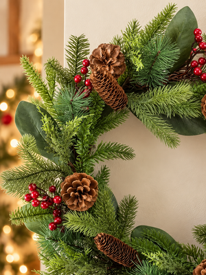 Couronne de sapin artificielle - Jason | 50 cm, avec cônes, baies
