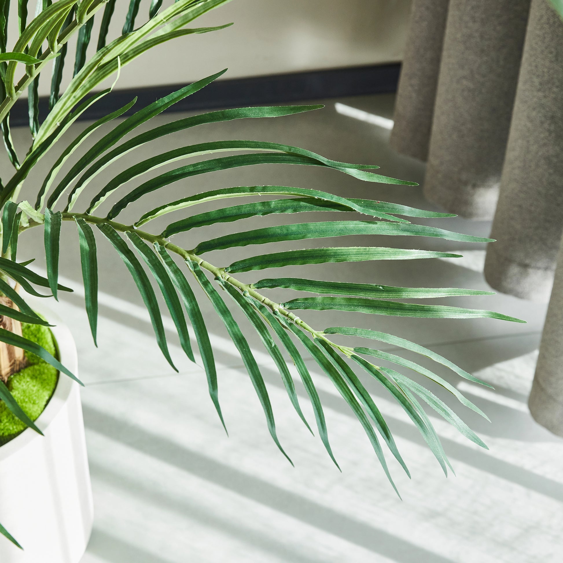 Künstliche Kentia-Palme - Caliora, 140 cm, Kunstbaum von aplanta, inkl. Startertopf, in Grün, für drinnen