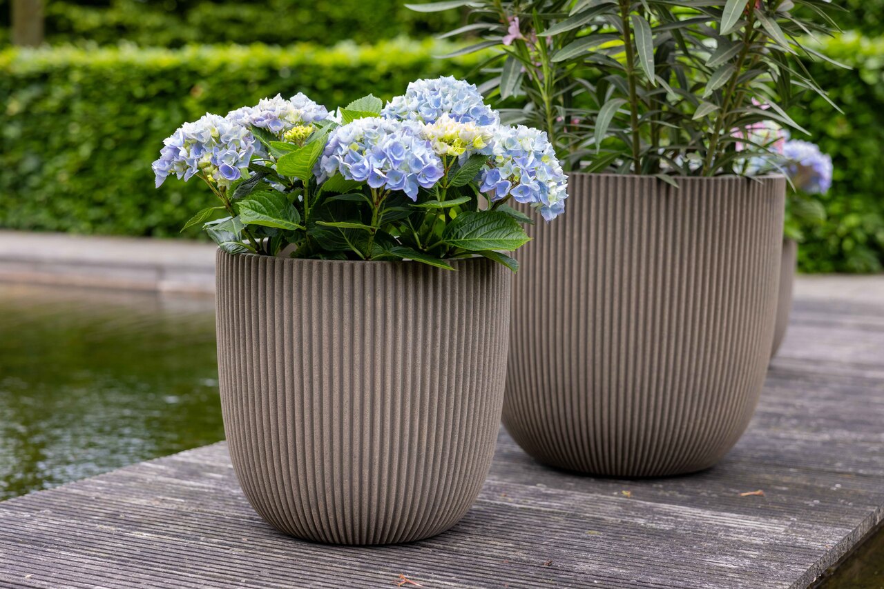 Blumentopf Kugel Groove warmes taupe | 43x41 cm